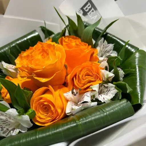 ramo de  6 rosas naranjas con papel coreano 